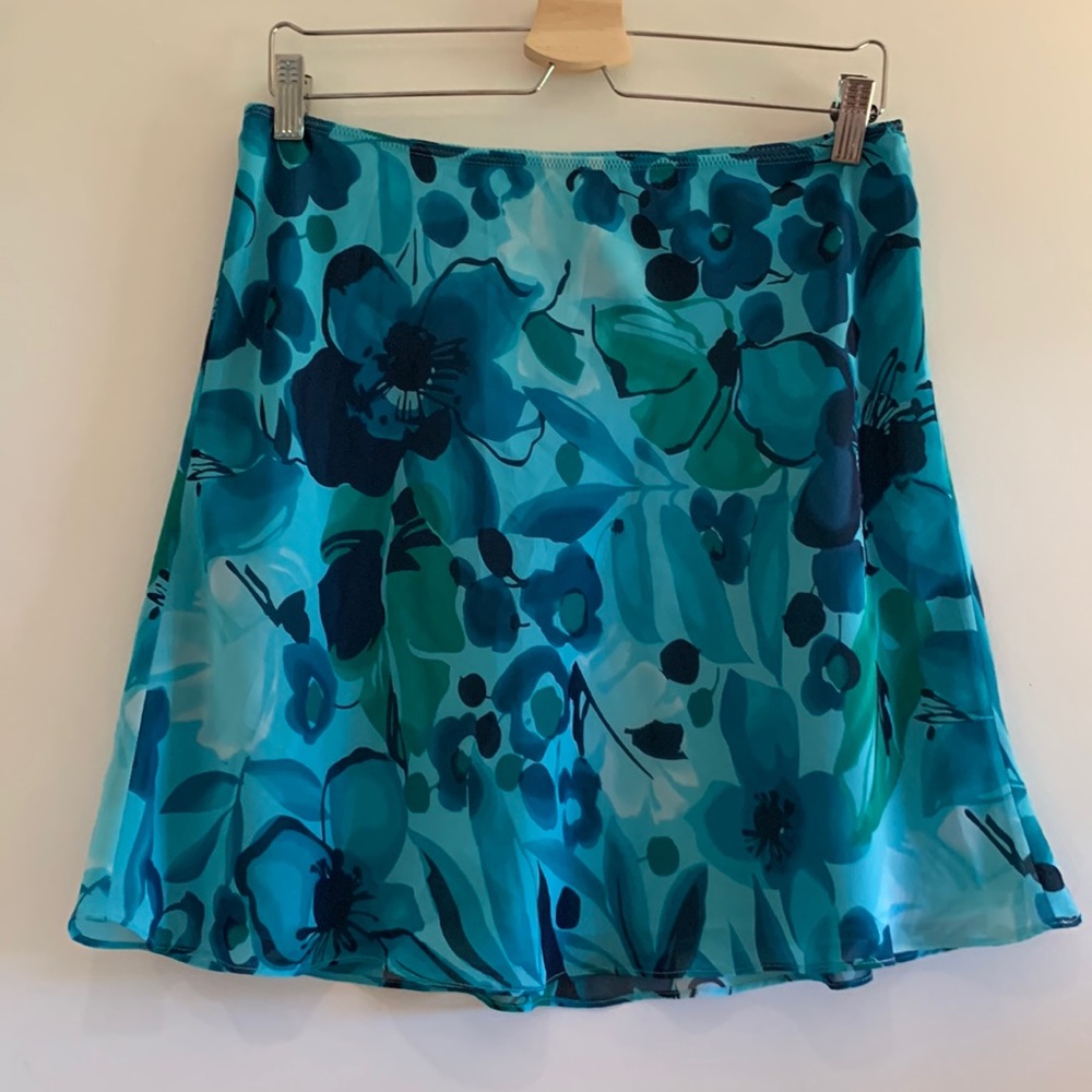 4/$28! Flowy lined skirt